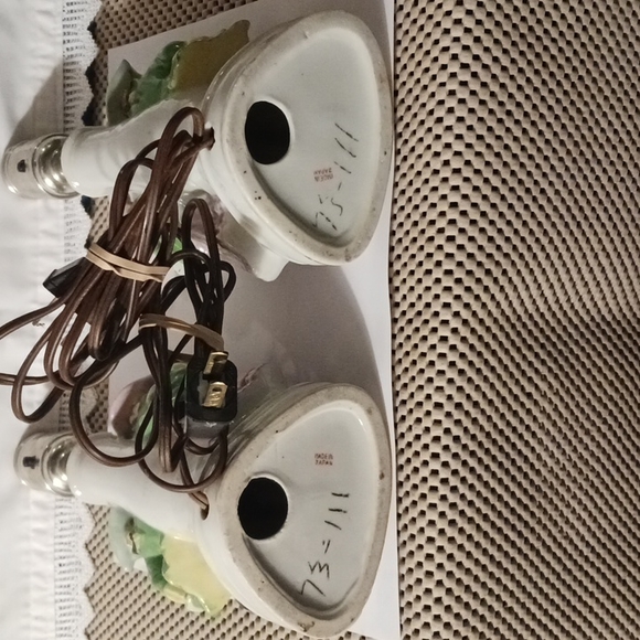 Vintage Beautiful Porcelain Victorian Couple Figurine Lamps (Works) - Picture 6 of 10